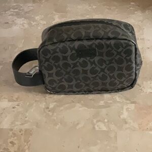 GUESS Toiletries Bag with Signature Design